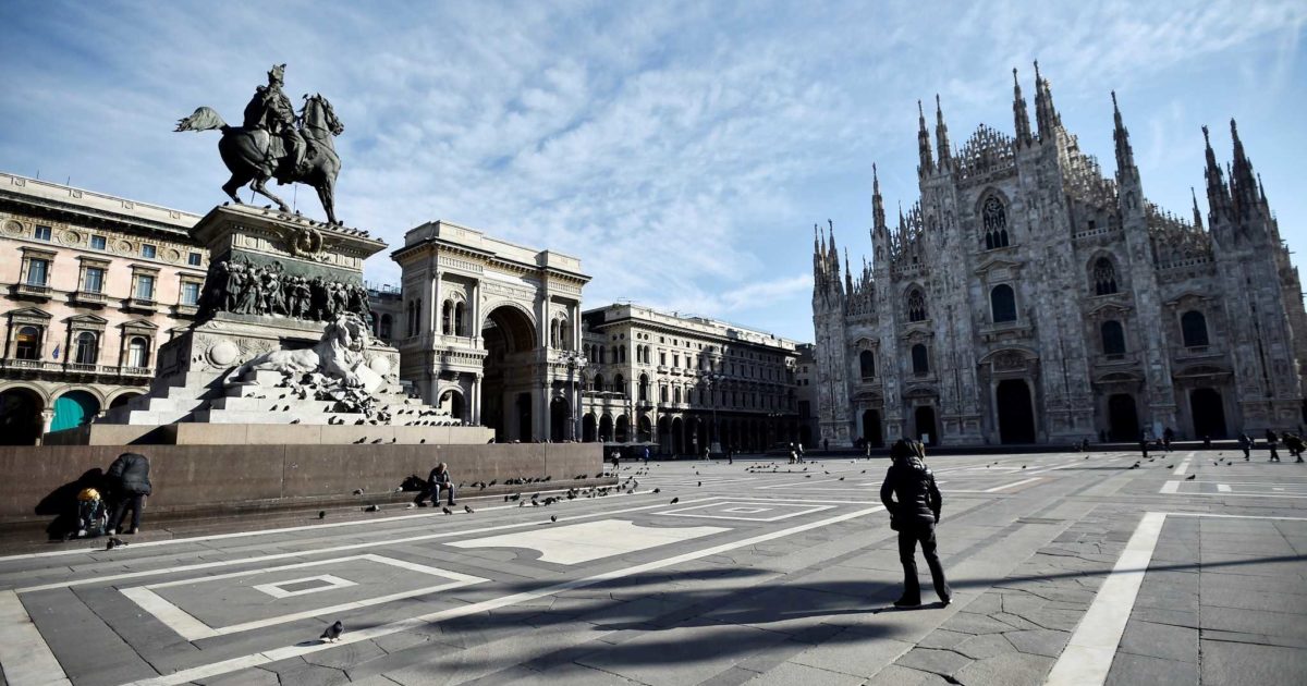 Piazza Duomo a Milano ai tempi del Covid-19, quasi deserto